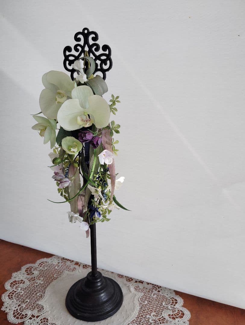 ホワイトアーティフィシャルフラワーアレンジメント　リース　スタンド付き 高さ62