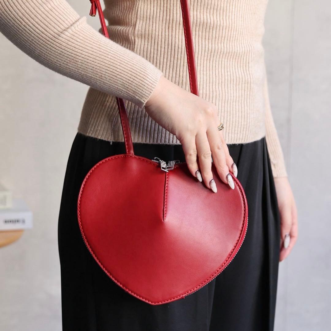 ハート ショルダーバッグ レッド 赤 ポシェット ハート型 - メルカリ