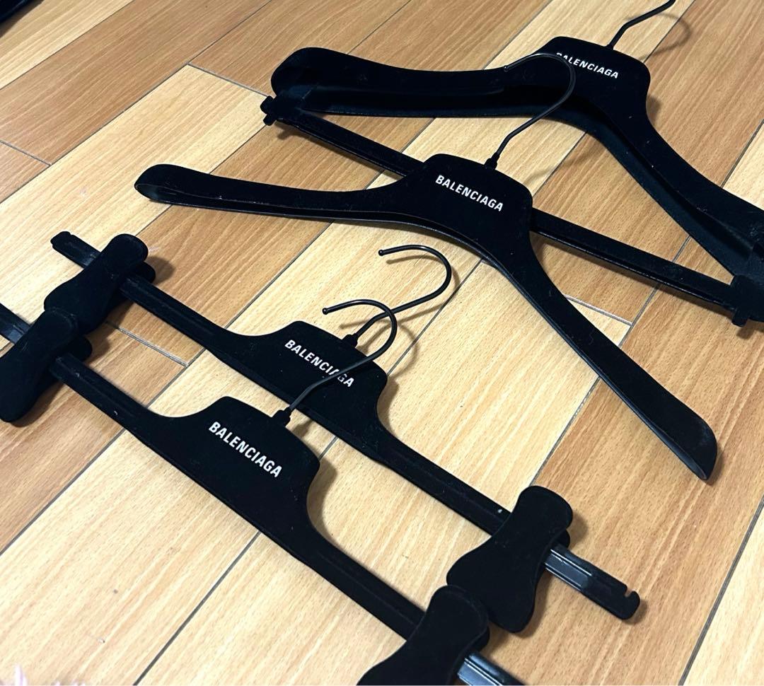 中古品 バレンシアガ ハンガー 4本セット - メルカリ