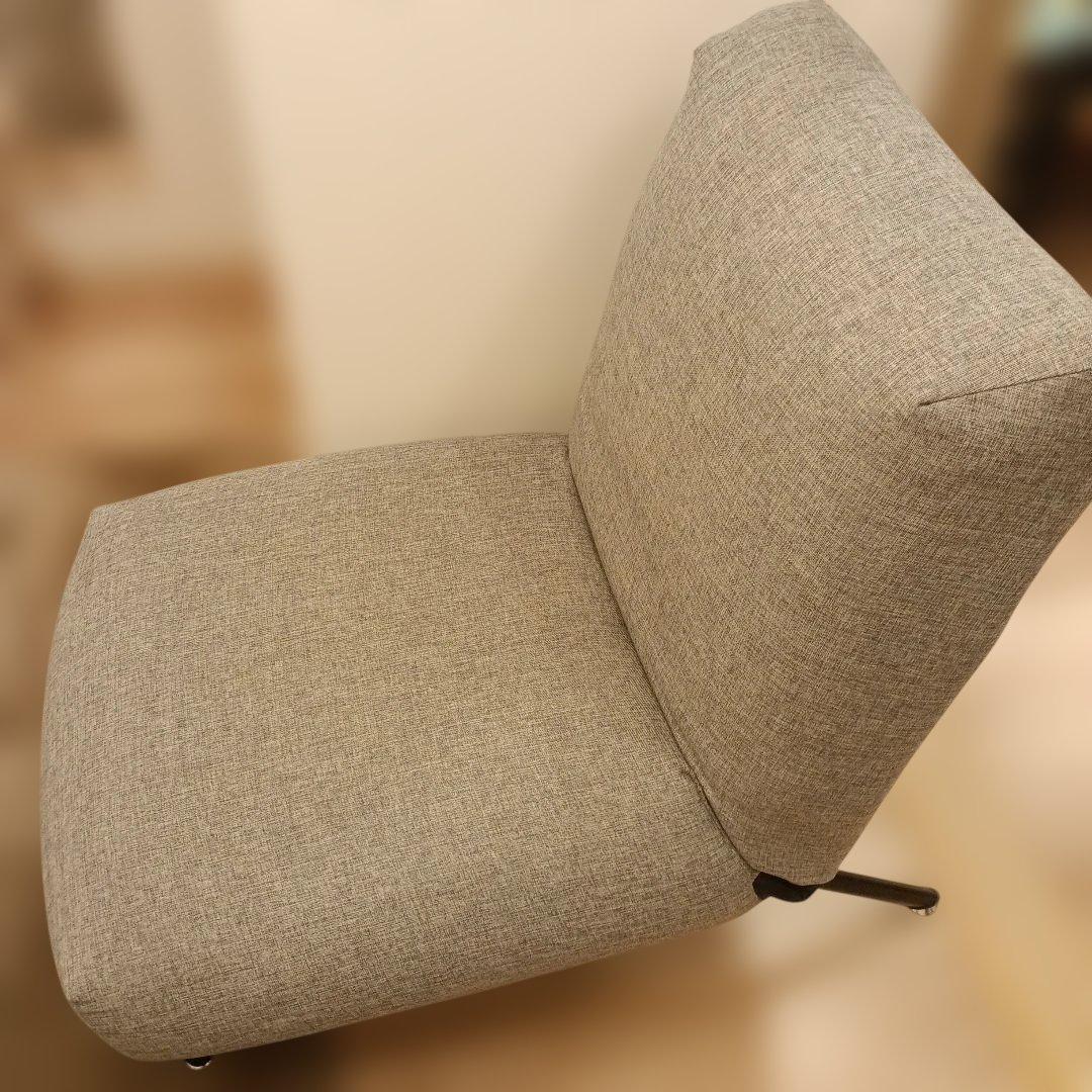 グレーのシンプルな一人掛けソファ