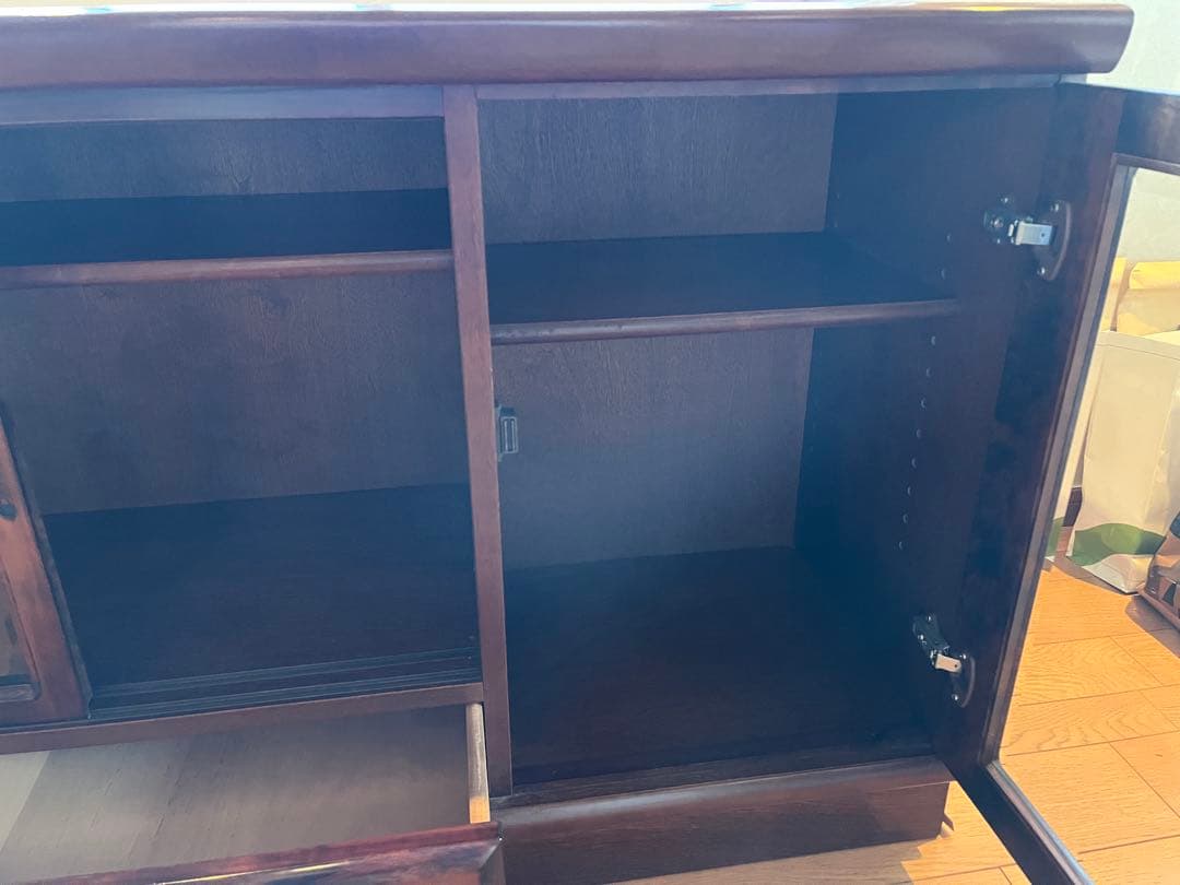 ダークブラウン木製キャビネット ガラス扉付き