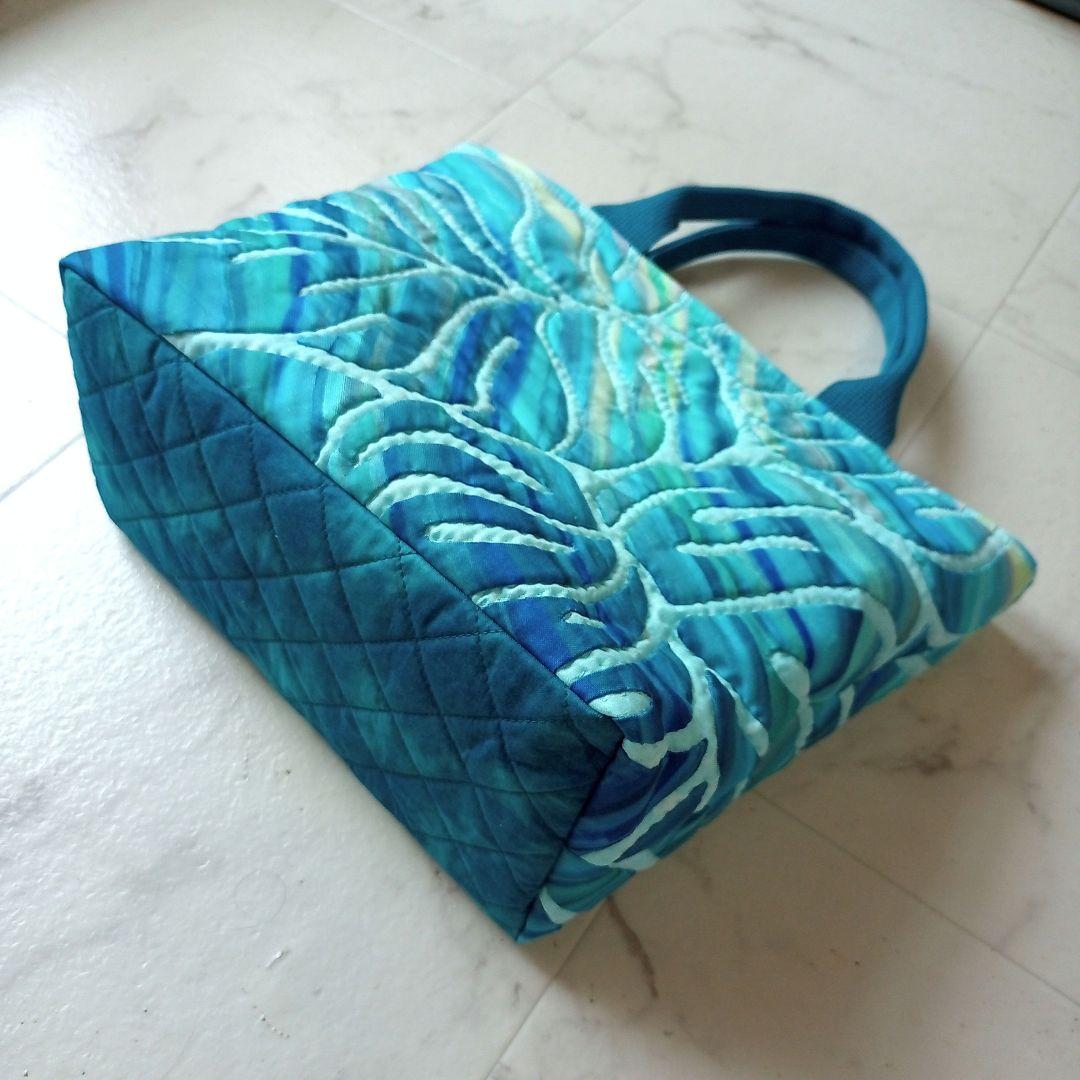 絵画の様な縞プリント2でモンステラのトートバッグ　ハワイアンキルト