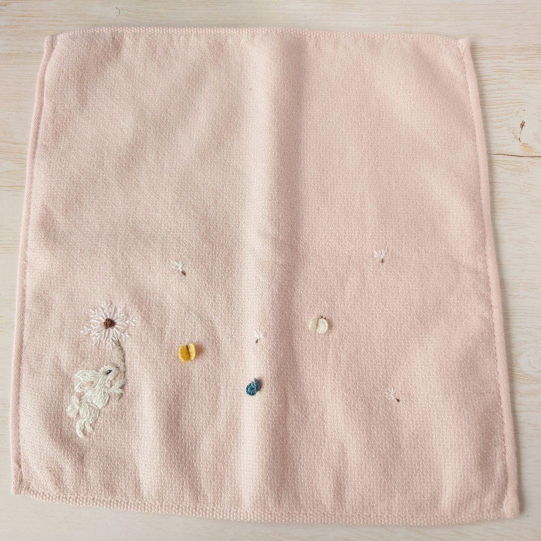 手刺繍入ちっちゃな タオルハンカチ【空を飛びたいうさこ2】 - メルカリ