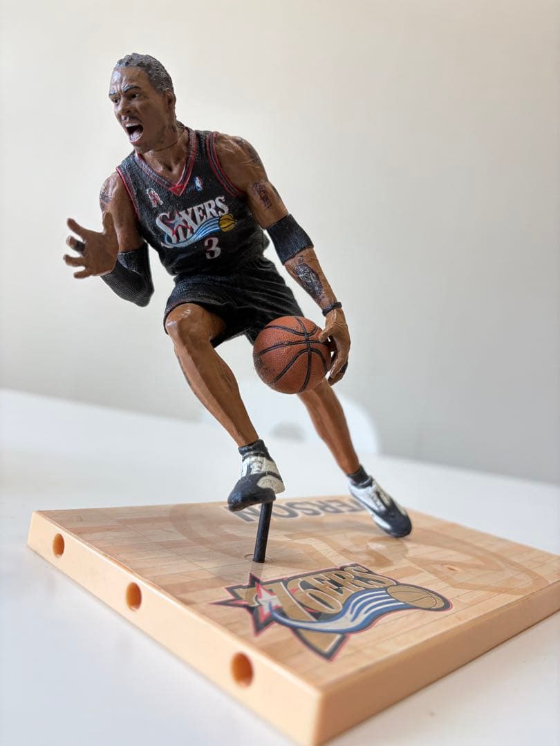 NBA アレン・アイバーソン フィギュア 76ers 台座付き - メルカリ