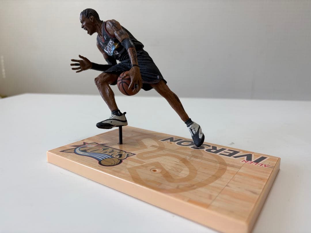 NBA アレン・アイバーソン フィギュア 76ers 台座付き - メルカリ