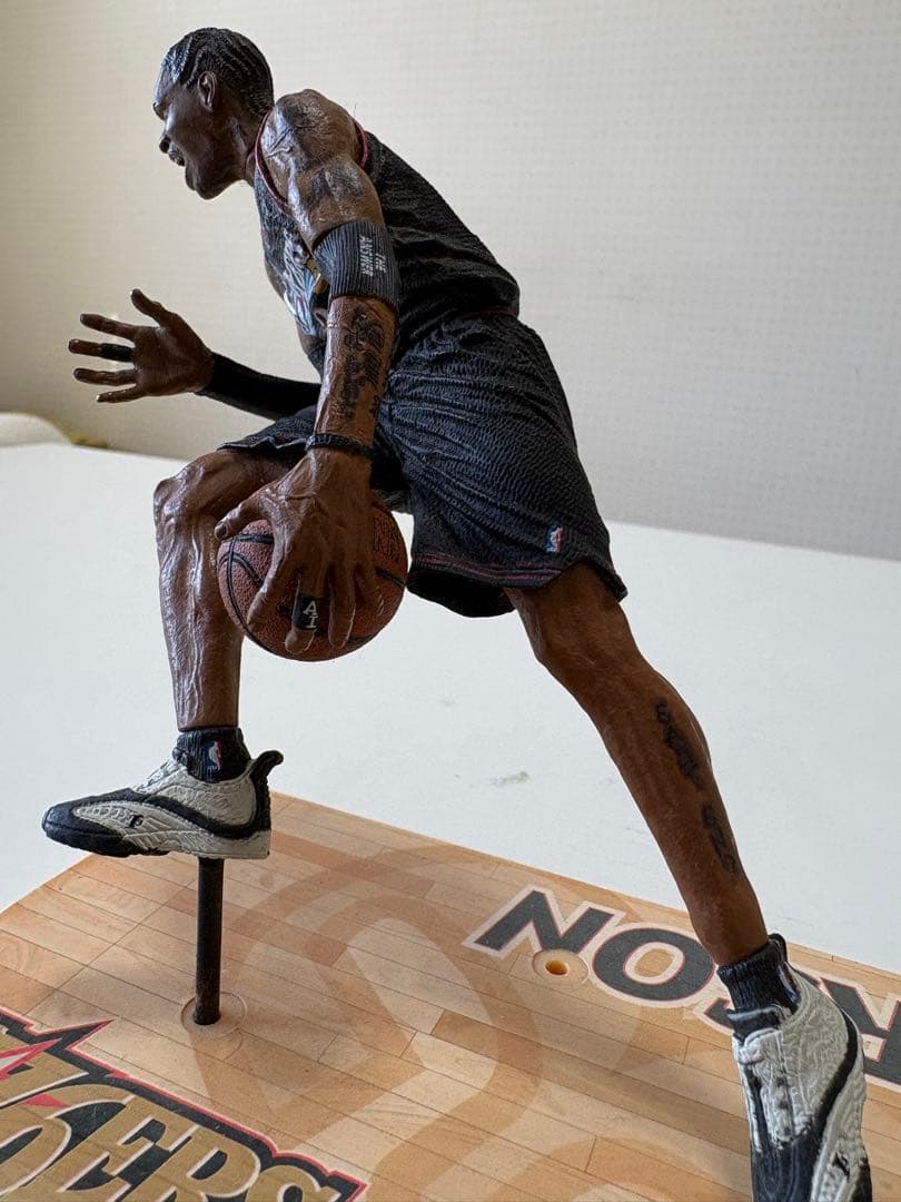 NBA アレン・アイバーソン フィギュア 76ers 台座付き - メルカリ