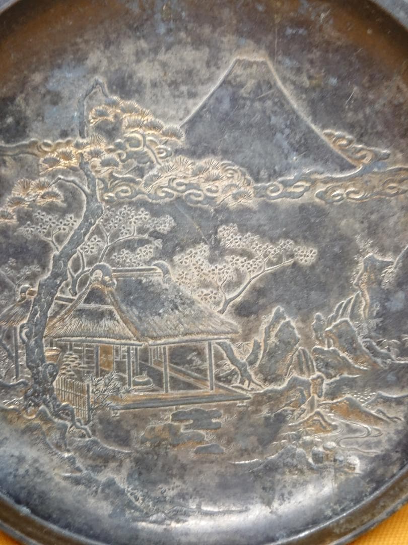 飾皿　金属　山水絵　松紋　富士山　置物　インテリア　工芸品　美術品　A2609