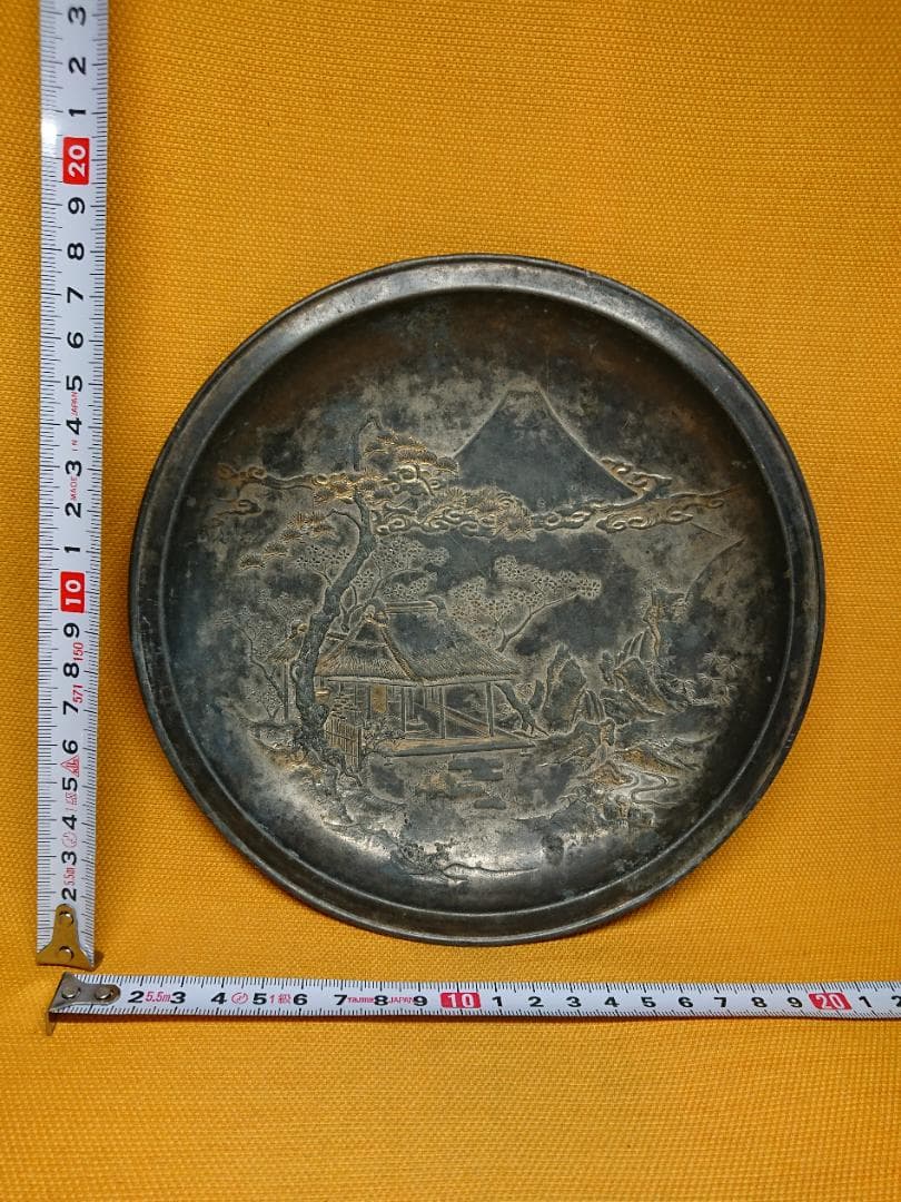 飾皿　金属　山水絵　松紋　富士山　置物　インテリア　工芸品　美術品　A2609