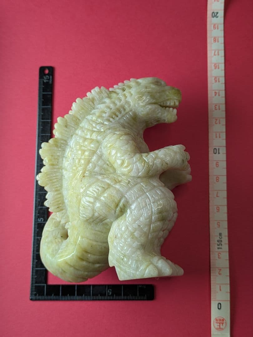 天然石 翡翠【ひすい】のゴジラ？恐竜の置物です。サイズは約13.5㌢×9.5㌢！