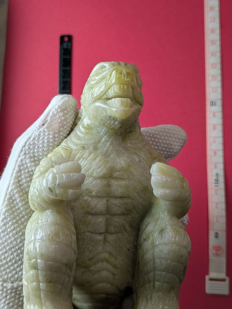 天然石 翡翠【ひすい】のゴジラ？恐竜の置物です。サイズは約13.5㌢×9.5㌢！