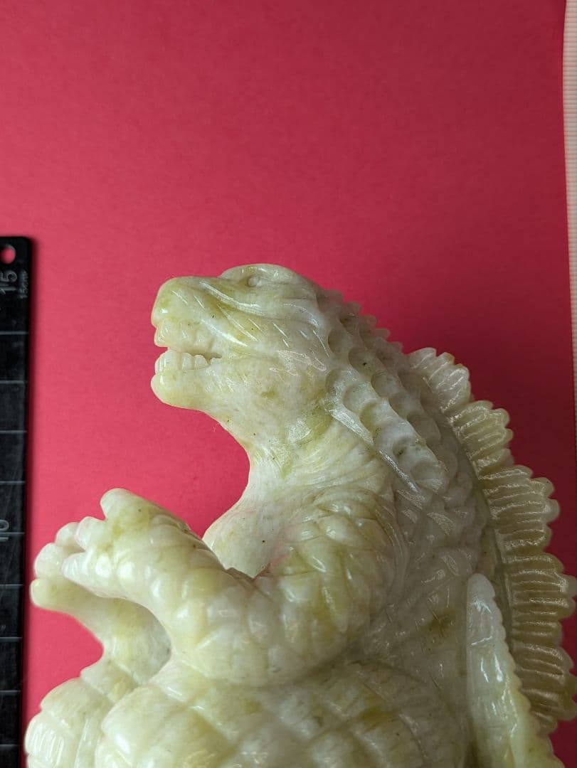 天然石 翡翠【ひすい】のゴジラ？恐竜の置物です。サイズは約13.5㌢×9.5㌢！