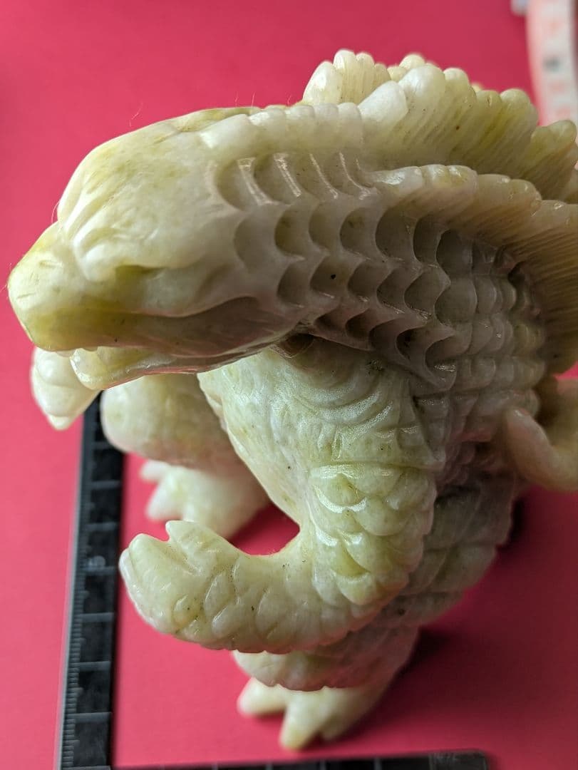 天然石 翡翠【ひすい】のゴジラ？恐竜の置物です。サイズは約13.5㌢×9.5㌢！