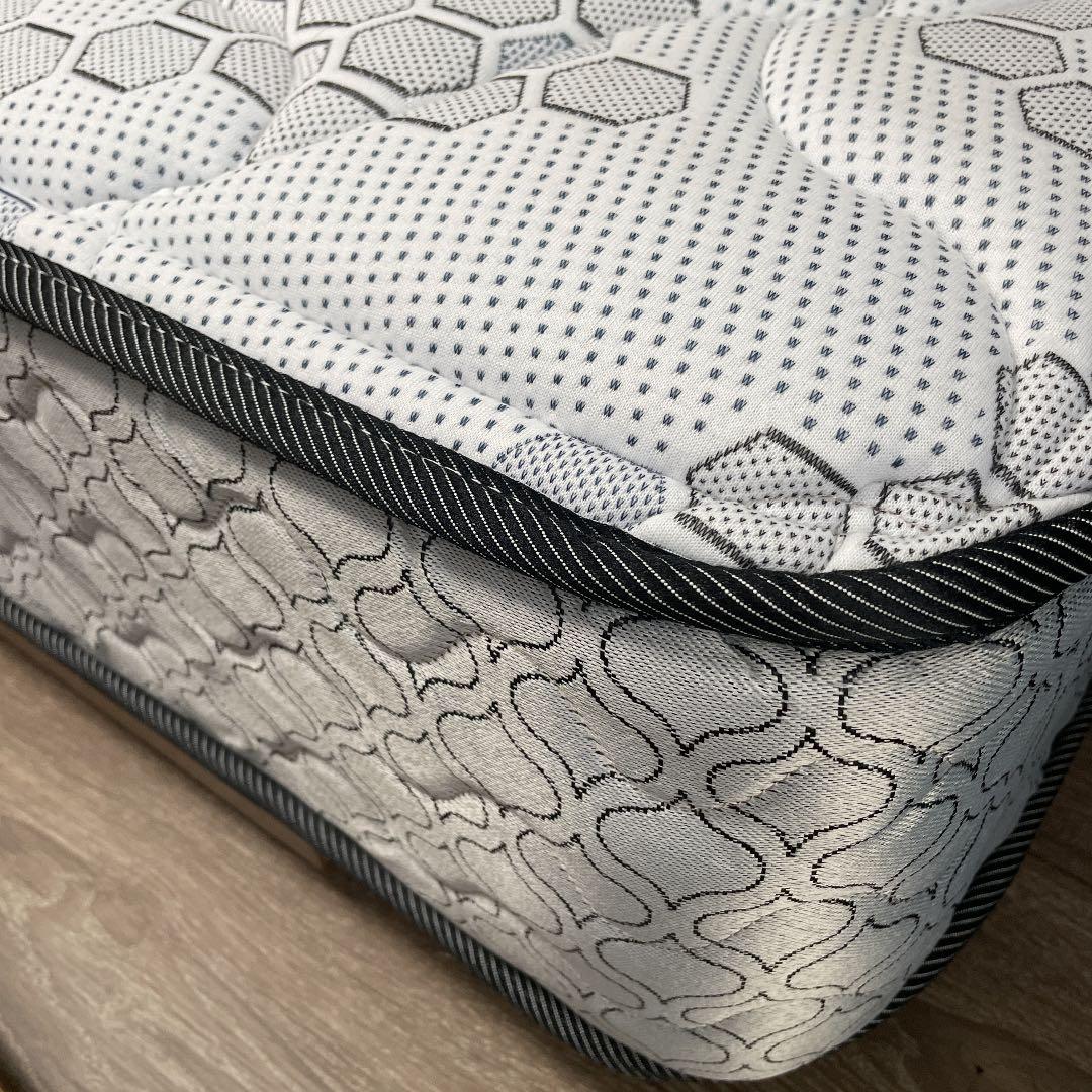 フラットDベットフレームとマットレス