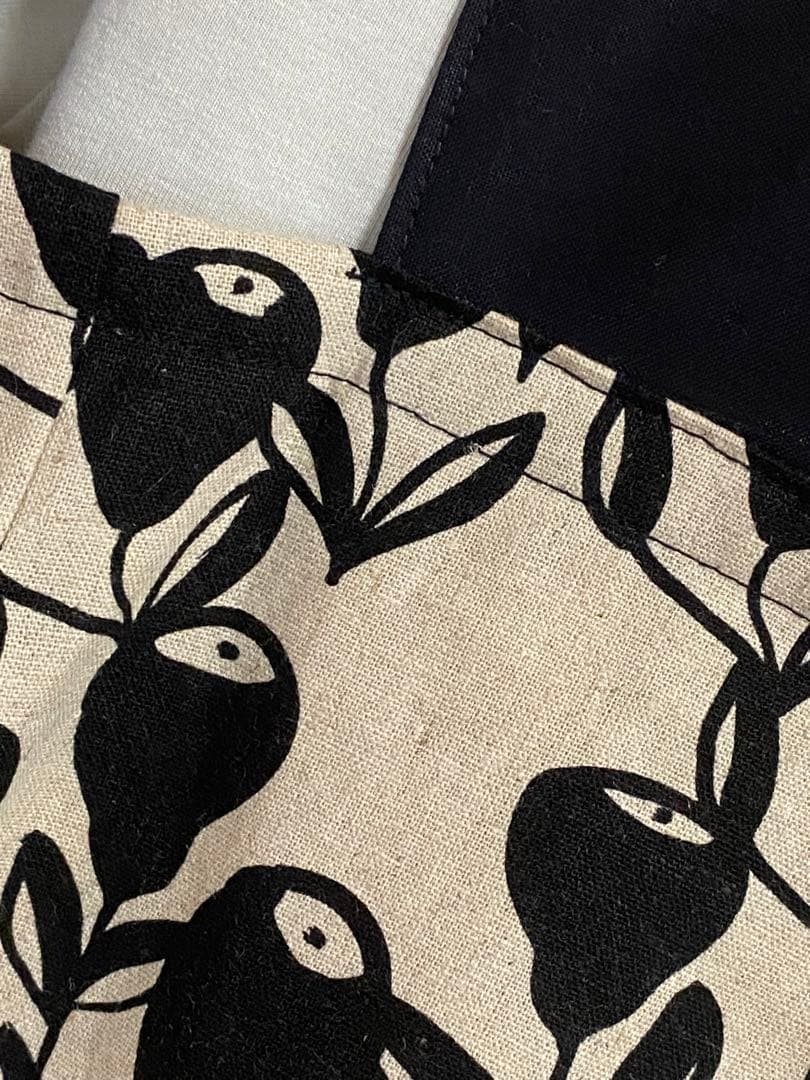 【 モダンなエプロン 】handmade●M〜L●黒い花