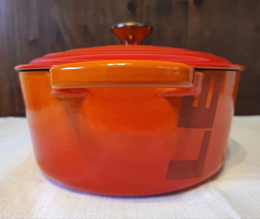 ル・クルーゼ　ビッグロゴ コレクション　シグニチャー ココット・ロンド 22