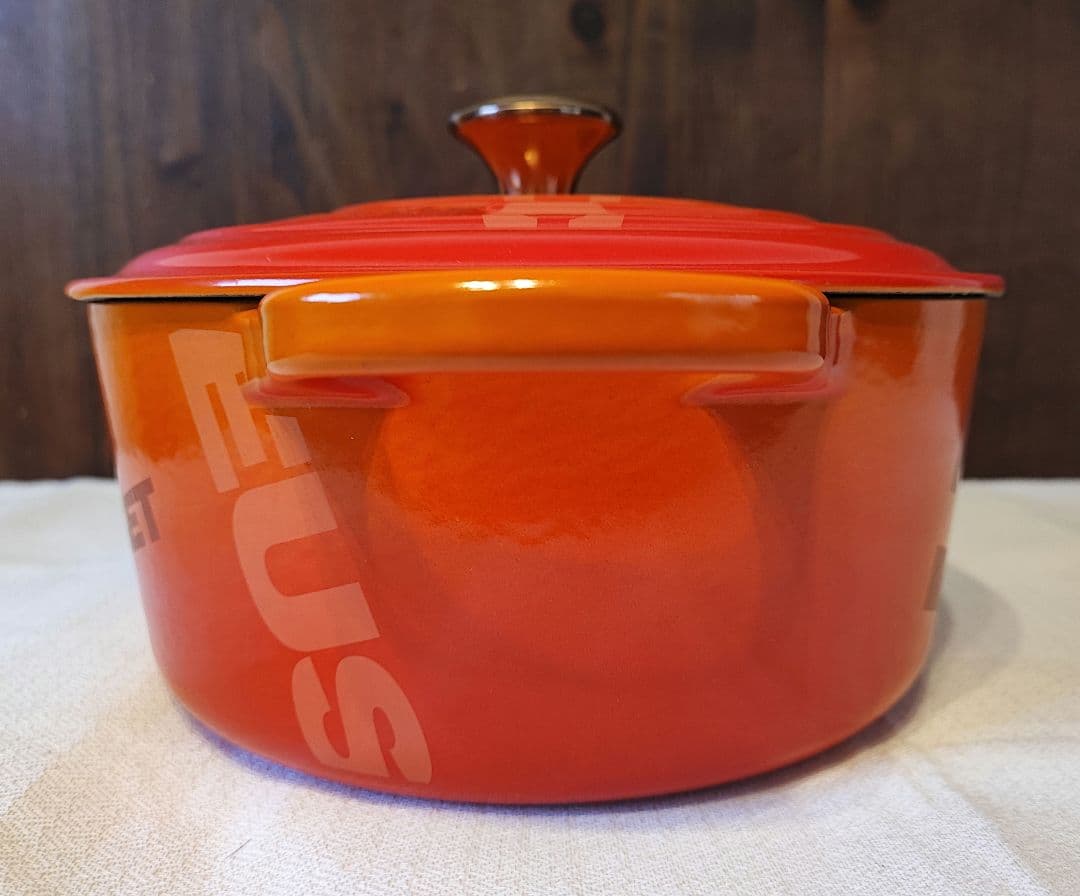 ル・クルーゼ　ビッグロゴ コレクション　シグニチャー ココット・ロンド 22