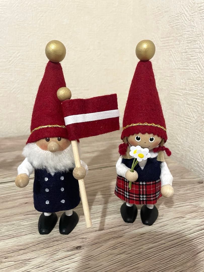ディカニッセ 【イルムス限定】ラトビアの国旗を持ったサンタと女の子のセット