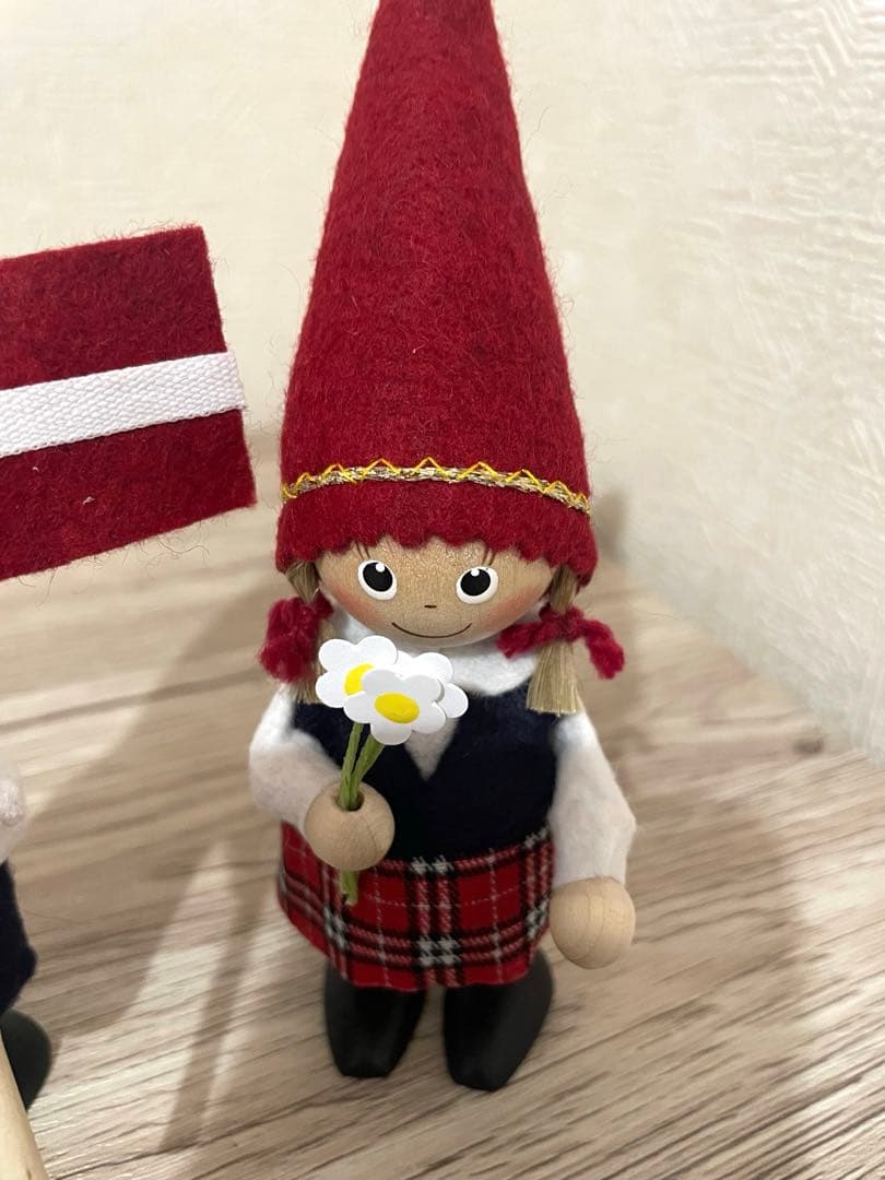 ディカニッセ 【イルムス限定】ラトビアの国旗を持ったサンタと女の子のセット