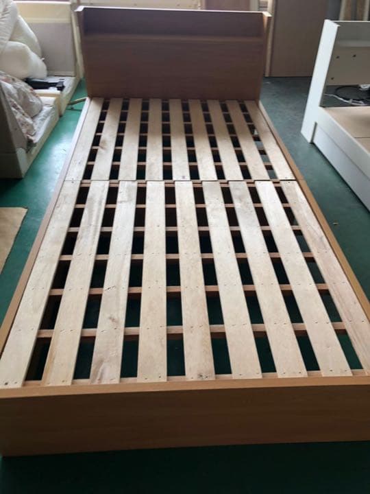 。。シングルサイズのベッドフレーム。。