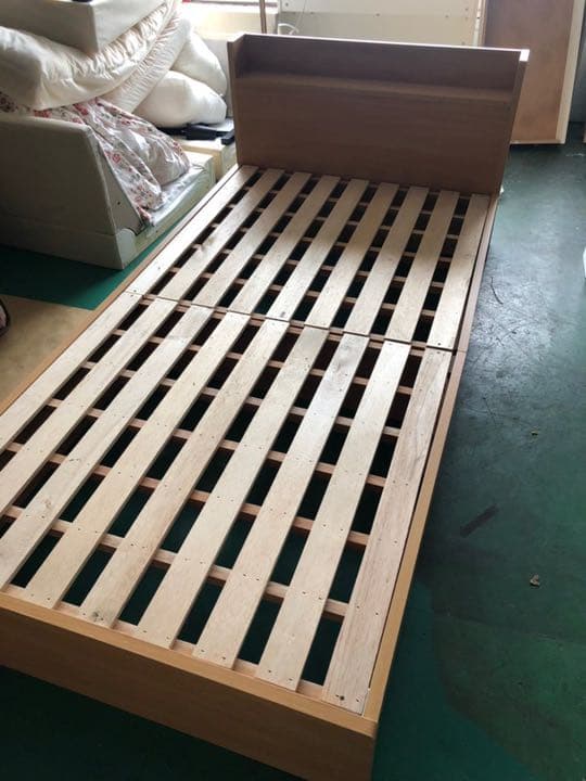 。。シングルサイズのベッドフレーム。。