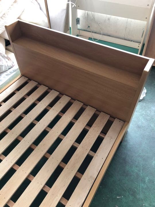 。。シングルサイズのベッドフレーム。。