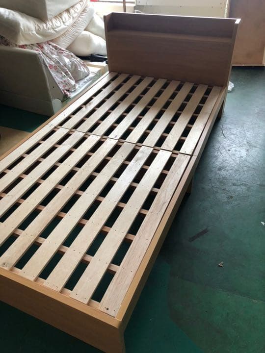 。。シングルサイズのベッドフレーム。。