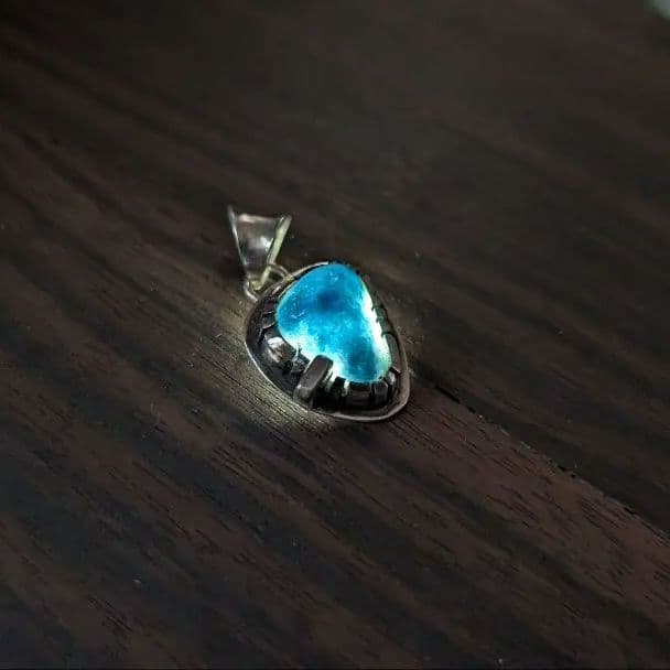 ハンドメイドの入りコン沢翡翠トップ　インディアンジュエリー風　オールハンドメイド