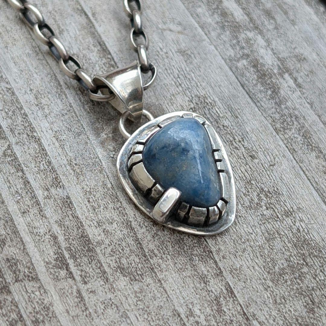 ハンドメイドの入りコン沢翡翠トップ　インディアンジュエリー風　オールハンドメイド