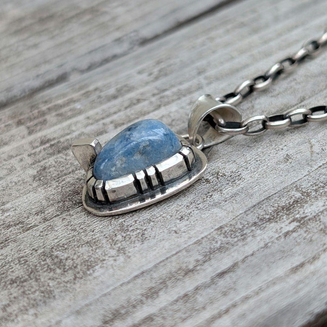 ハンドメイドの入りコン沢翡翠トップ　インディアンジュエリー風　オールハンドメイド