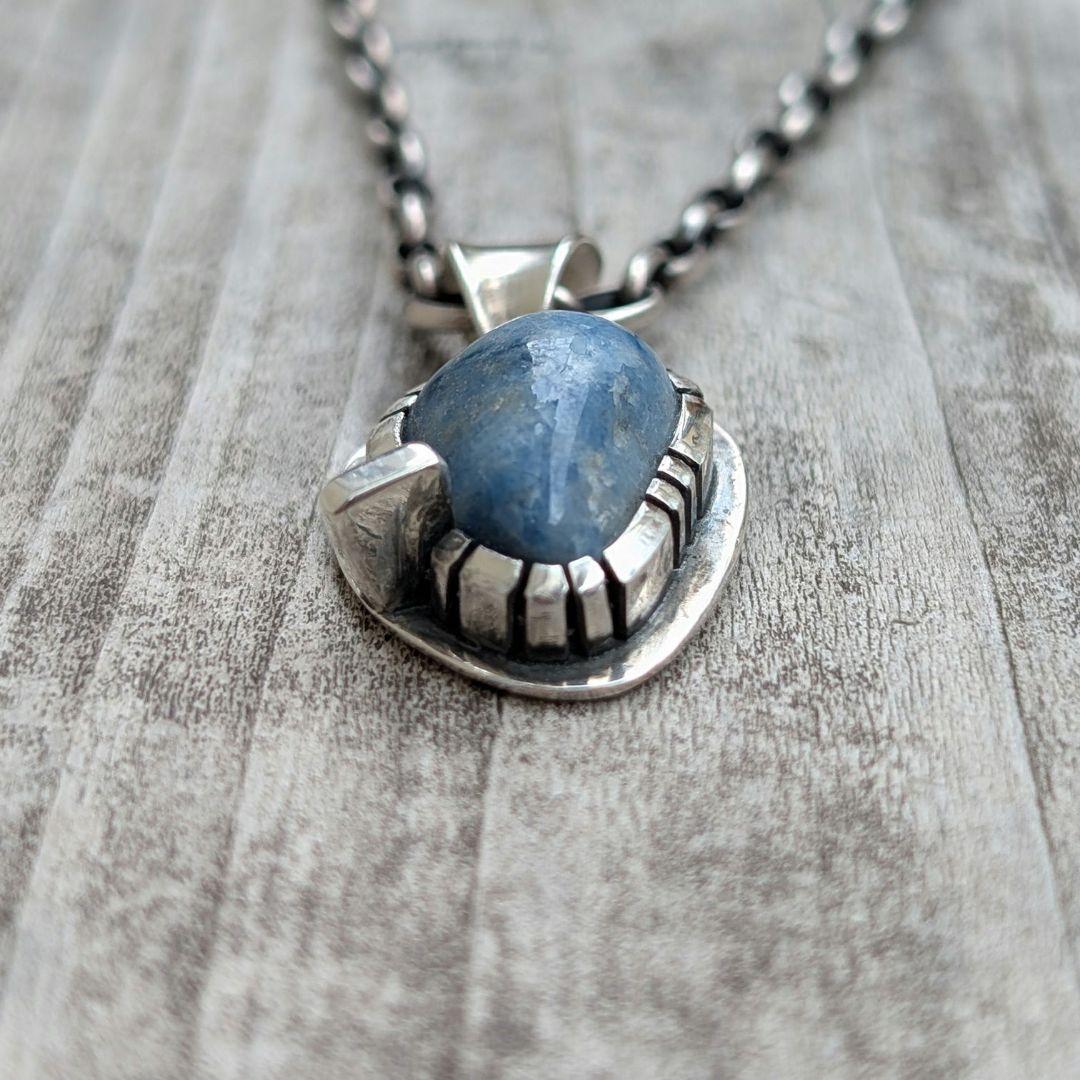 ハンドメイドの入りコン沢翡翠トップ　インディアンジュエリー風　オールハンドメイド