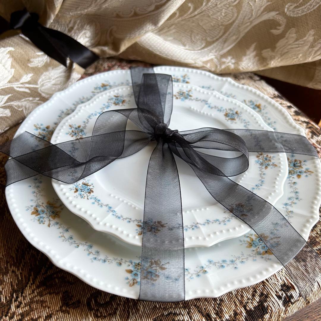 Chapus淡いブルーの小花がそっと息づくひととき─フランス製プレート