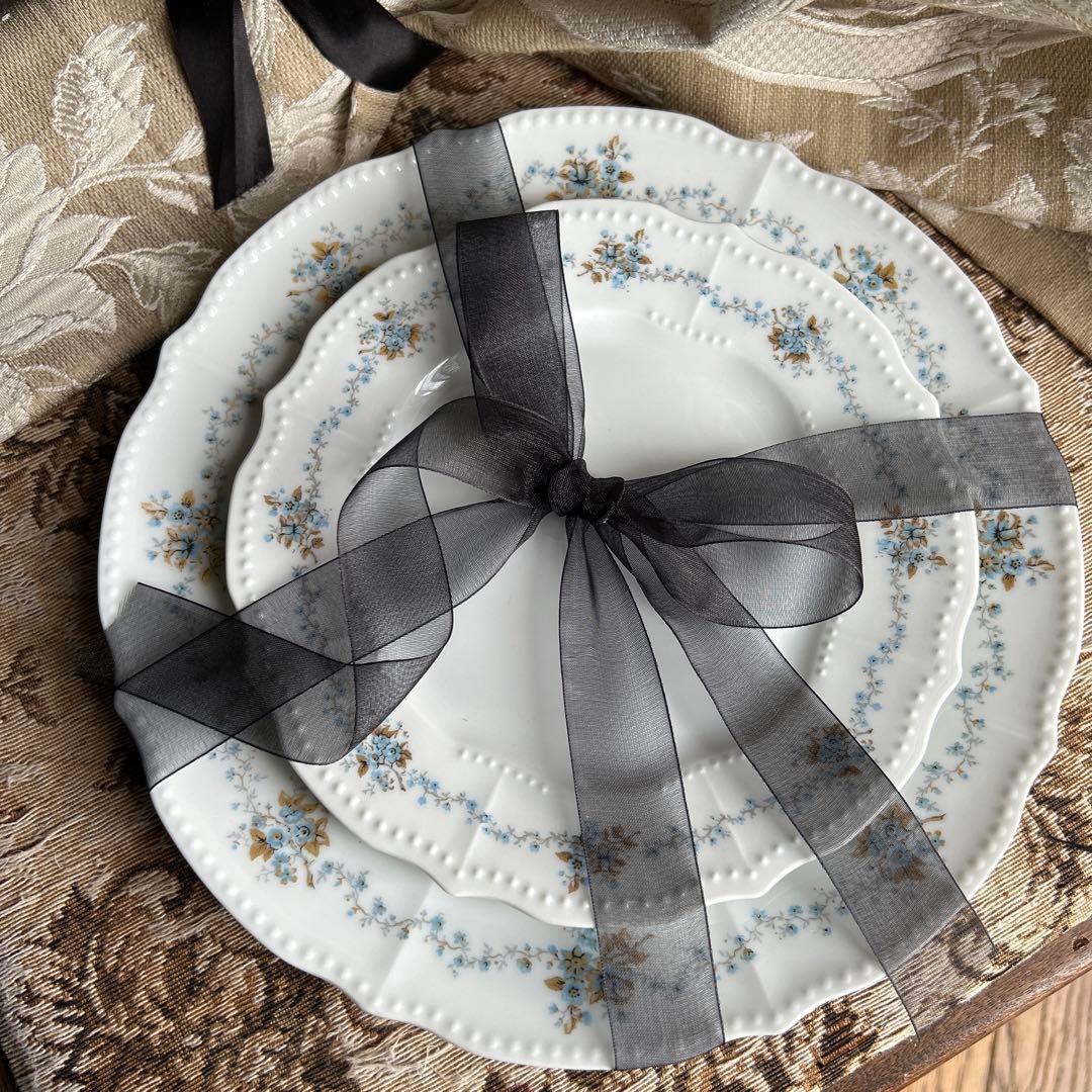 Chapus淡いブルーの小花がそっと息づくひととき─フランス製プレート