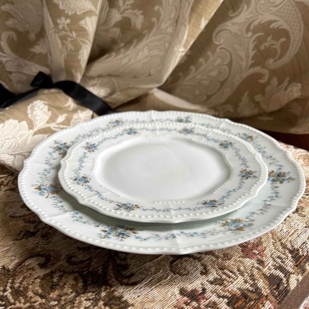 Chapus淡いブルーの小花がそっと息づくひととき─フランス製プレート