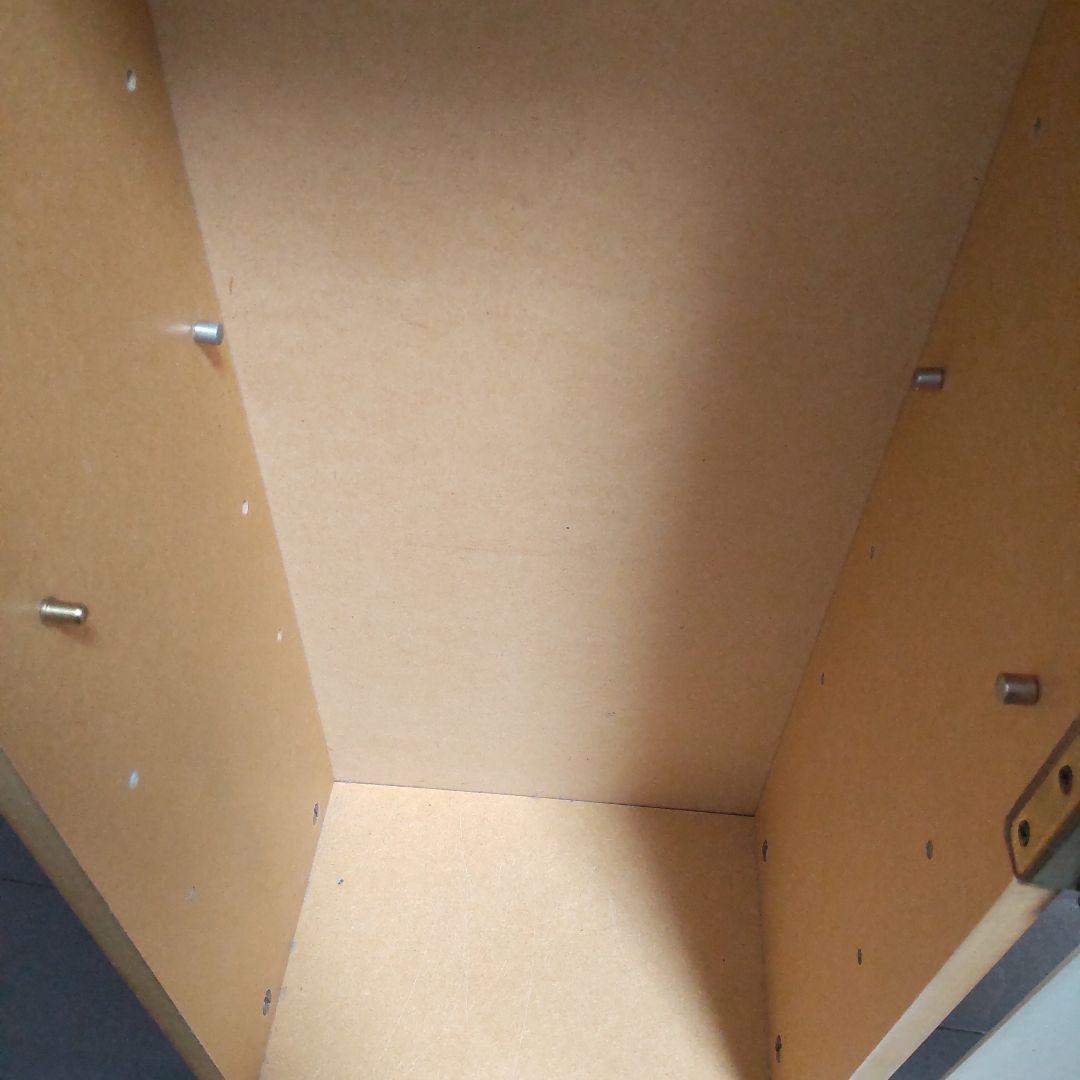 本棚 漫画本収納　スリム 木製 ホワイト　扉裏収納有 高さ調整可能