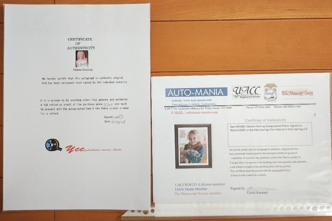 ダコタ・ファニング 直筆サイン入り写真２枚 保証書付き(オマケ付き)