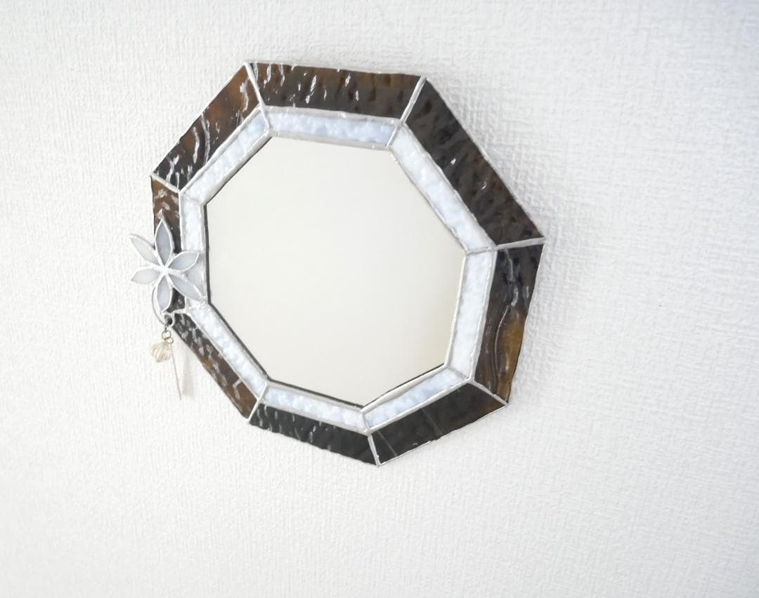 ✴︎:.。ブラウンとホワイトのツートン八角形鏡♪　ステンドグラス　(22㎝）