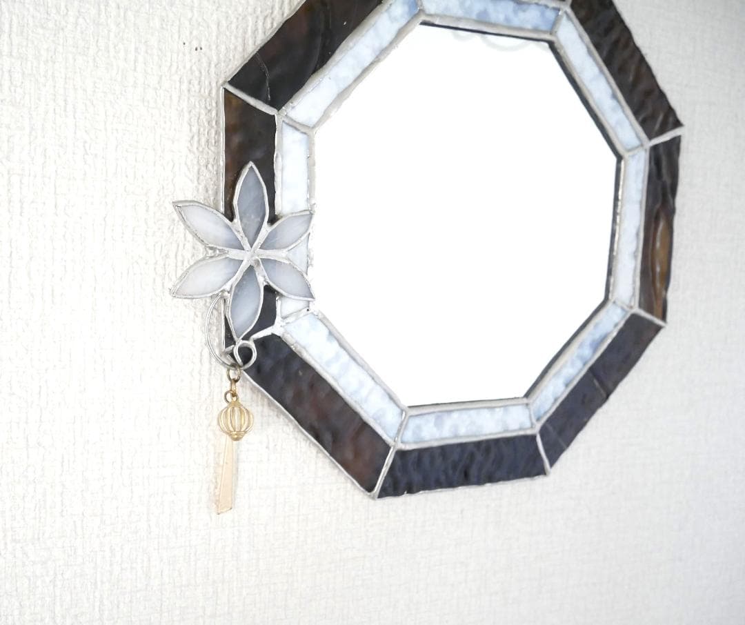 ✴︎:.。ブラウンとホワイトのツートン八角形鏡♪　ステンドグラス　(22㎝）