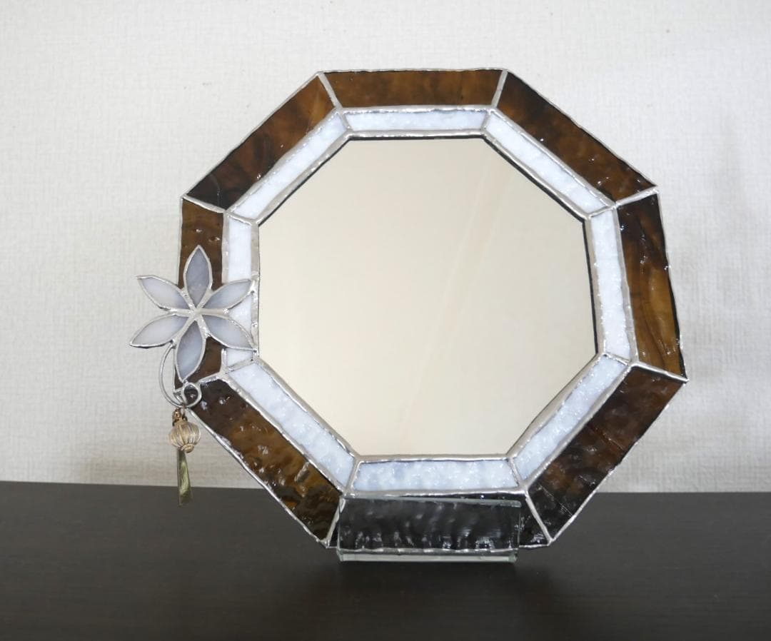 ✴︎:.。ブラウンとホワイトのツートン八角形鏡♪　ステンドグラス　(22㎝）