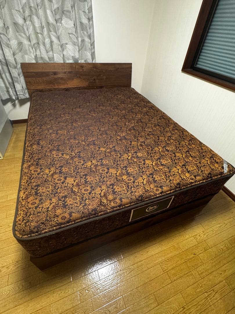 天然木総無垢ベッドフレーム　ウォールナット 、 サータポスチャーベーシック7.7