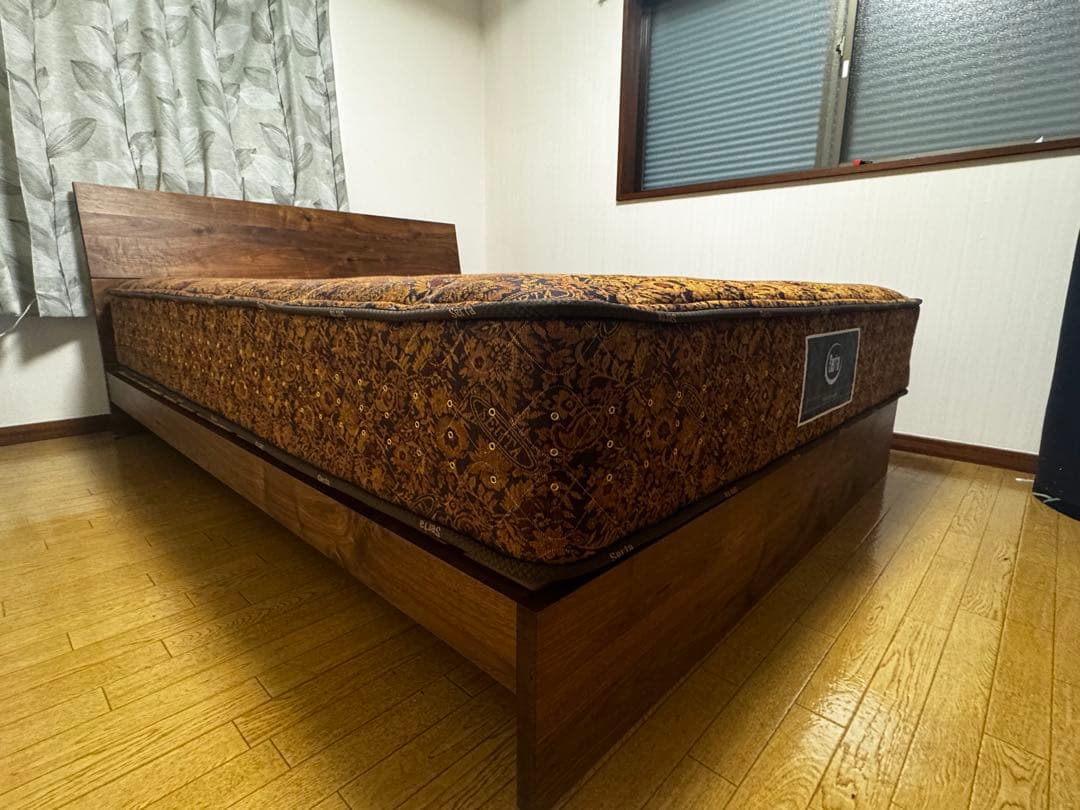 天然木総無垢ベッドフレーム　ウォールナット 、 サータポスチャーベーシック7.7