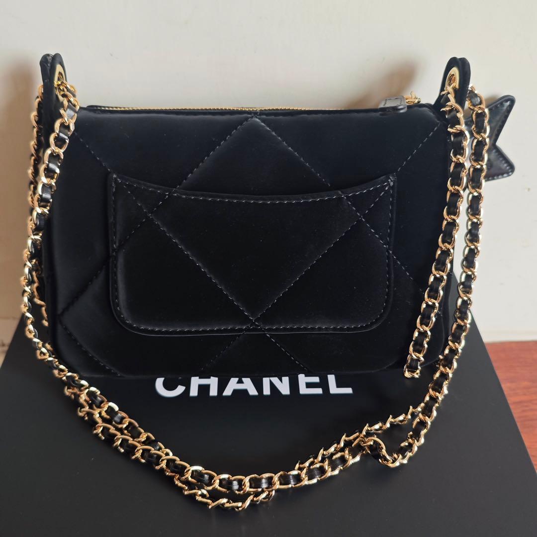 ブラックのキルティングデザイン、星型チャーム付きのショルダーバッグ