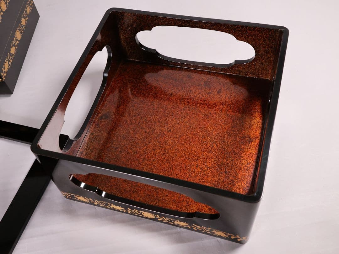 MB208】輪島塗 家紋金蒔絵 五段重箱 台付 剣片喰花唐草 黒塗梨地 天然