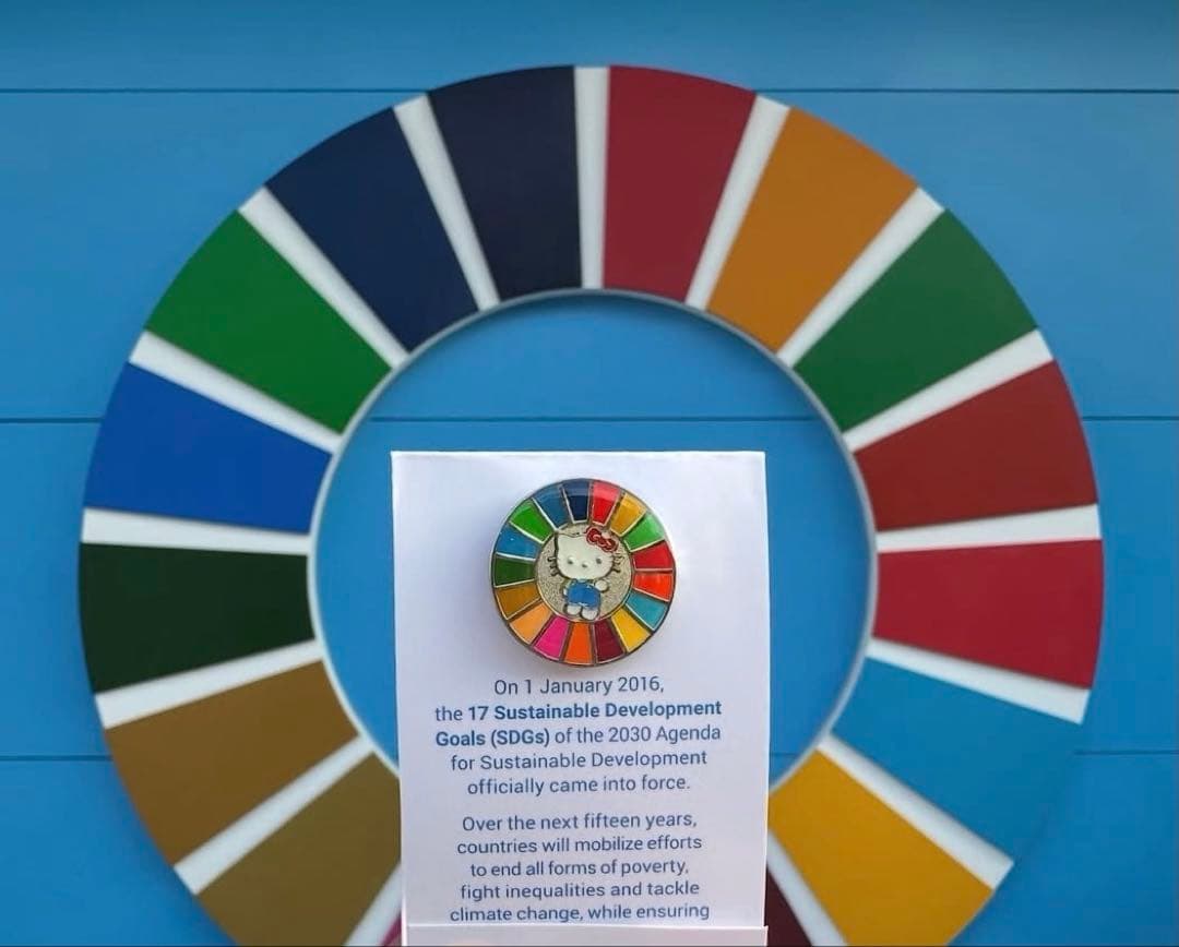 ハローキティ SDGs ピンバッジ 国連 関西 万博 限定 - メルカリ