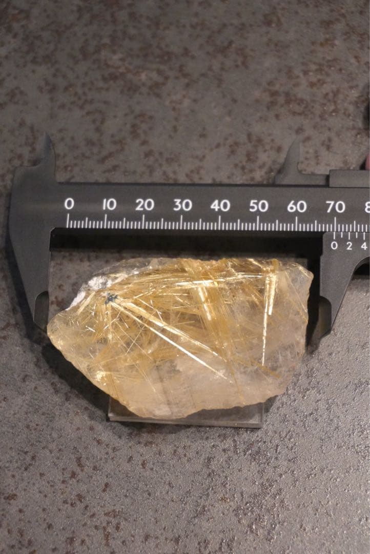 【ブラジル・ノボリゾンチ産】天然ルチルクオーツ原石　58.9g