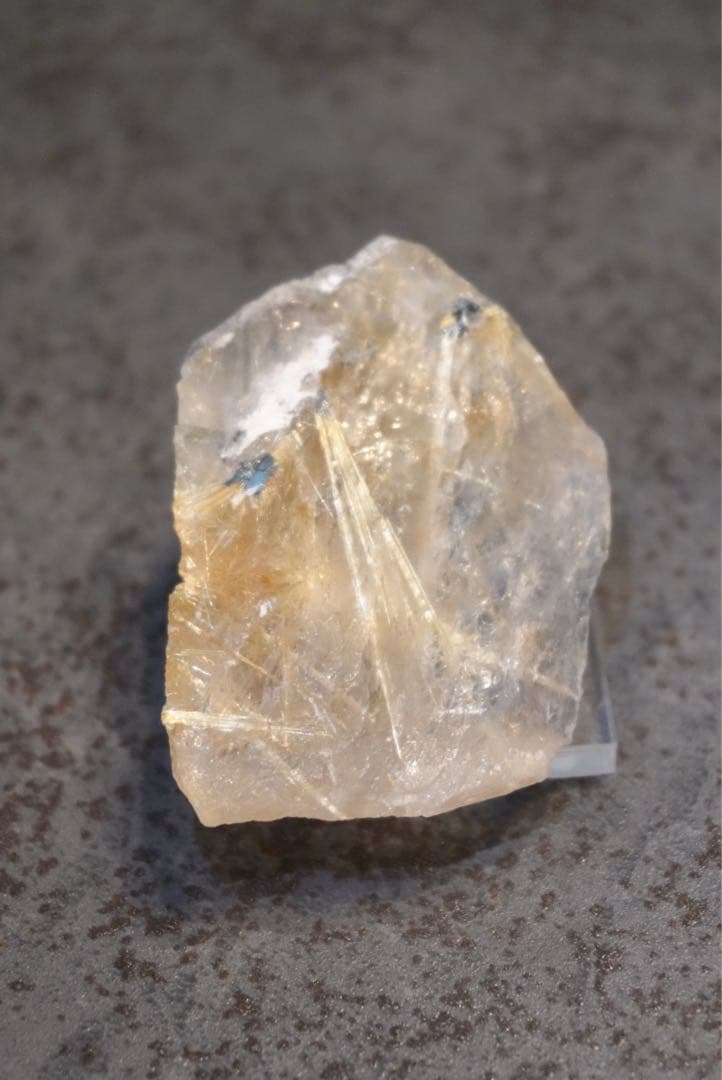 【ブラジル・ノボリゾンチ産】天然ルチルクオーツ原石　58.9g