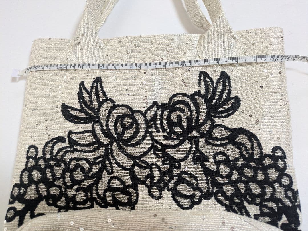手作りトートバッグ。刺しゅう入り、スパンコール生地。防水加工済み