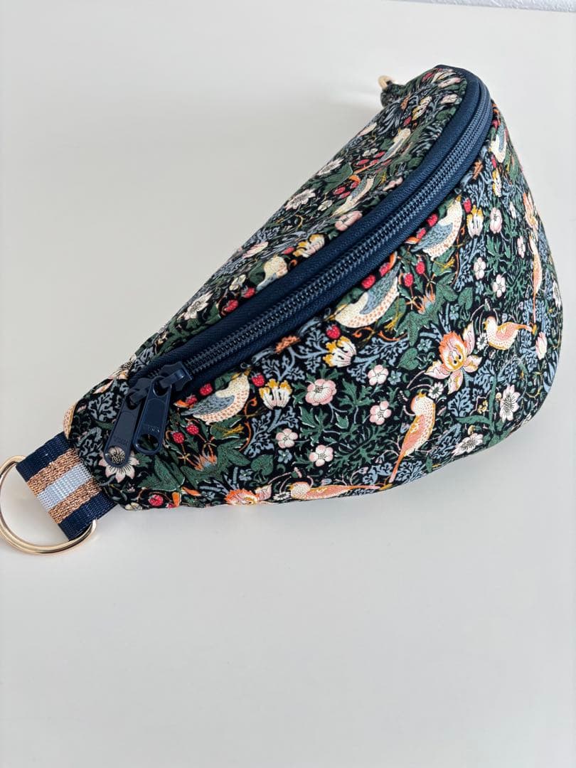 ウィリアムモリス　いちご泥棒　ボディバッグ