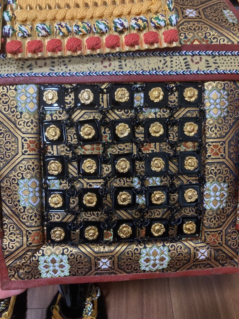 五月人形 鎧飾り 平安朝 甲冑 純金鍍金 十三号笠しころ　本正絹 茜