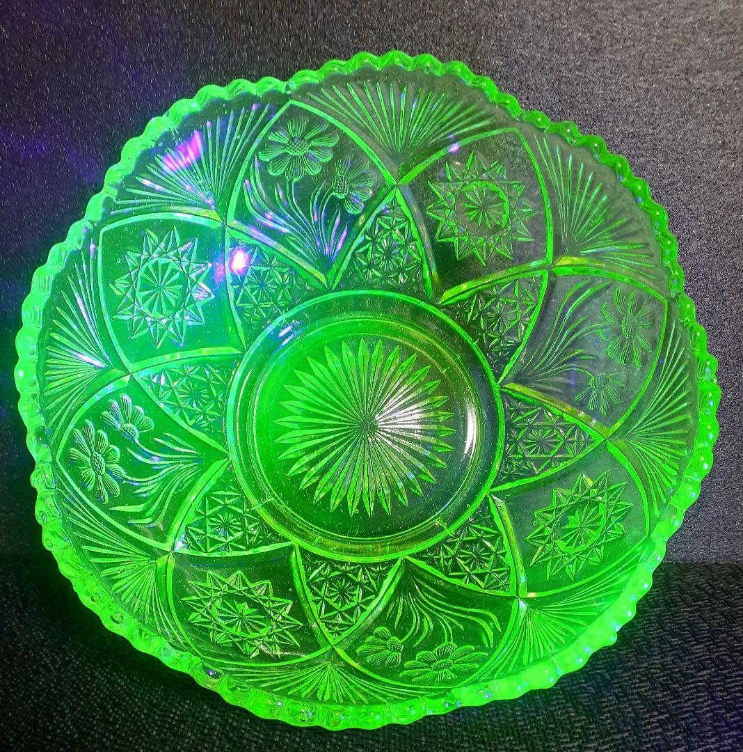 大正時代 古ガラス 【ウランガラス】 花と星文様 輪花口縁鉢 フルーツ