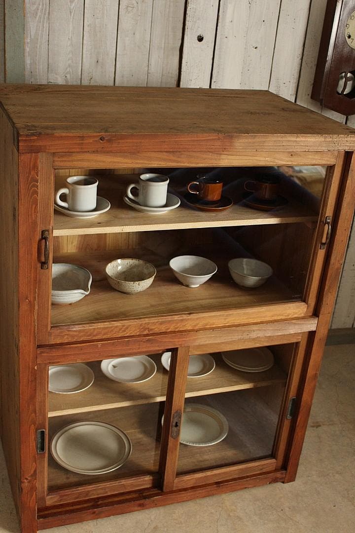 古く味のある木枠ガラス戸棚　食器棚　水屋　キャビネット　古家具